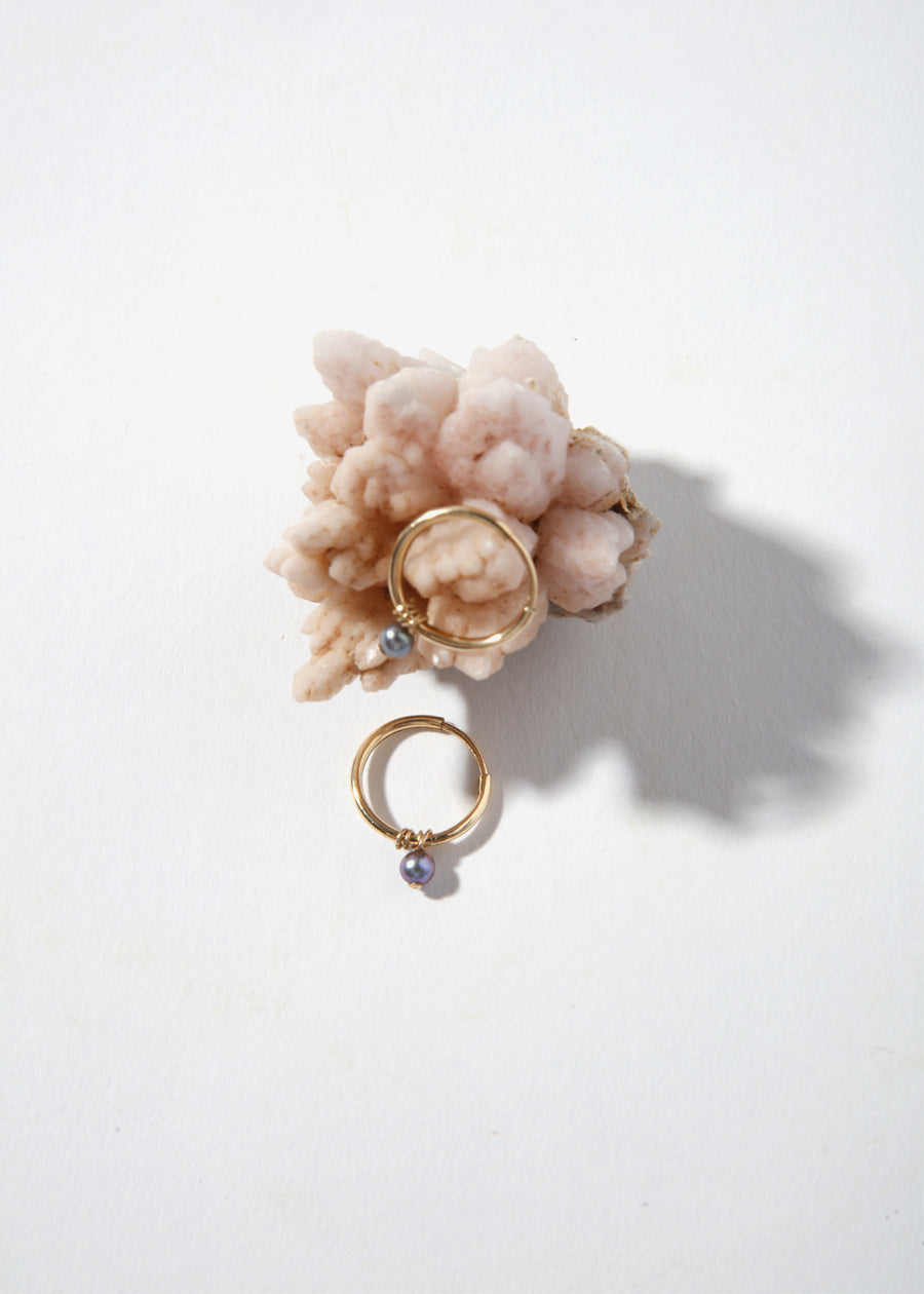 ÖNA Earrings - Tiny Hoops with Dark Pearls