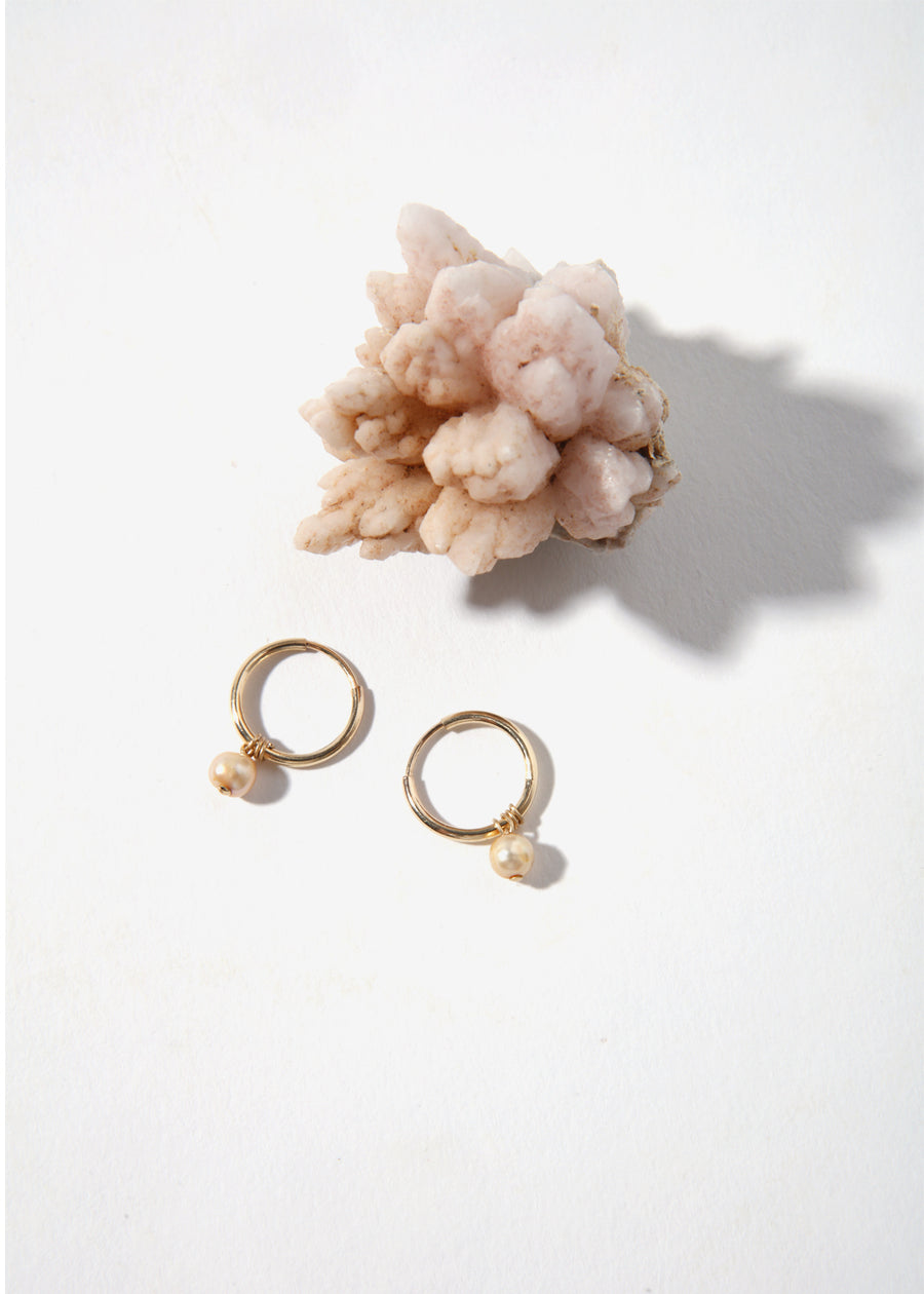 ÖNA Earrings - Tiny Hoops with Light Pearls