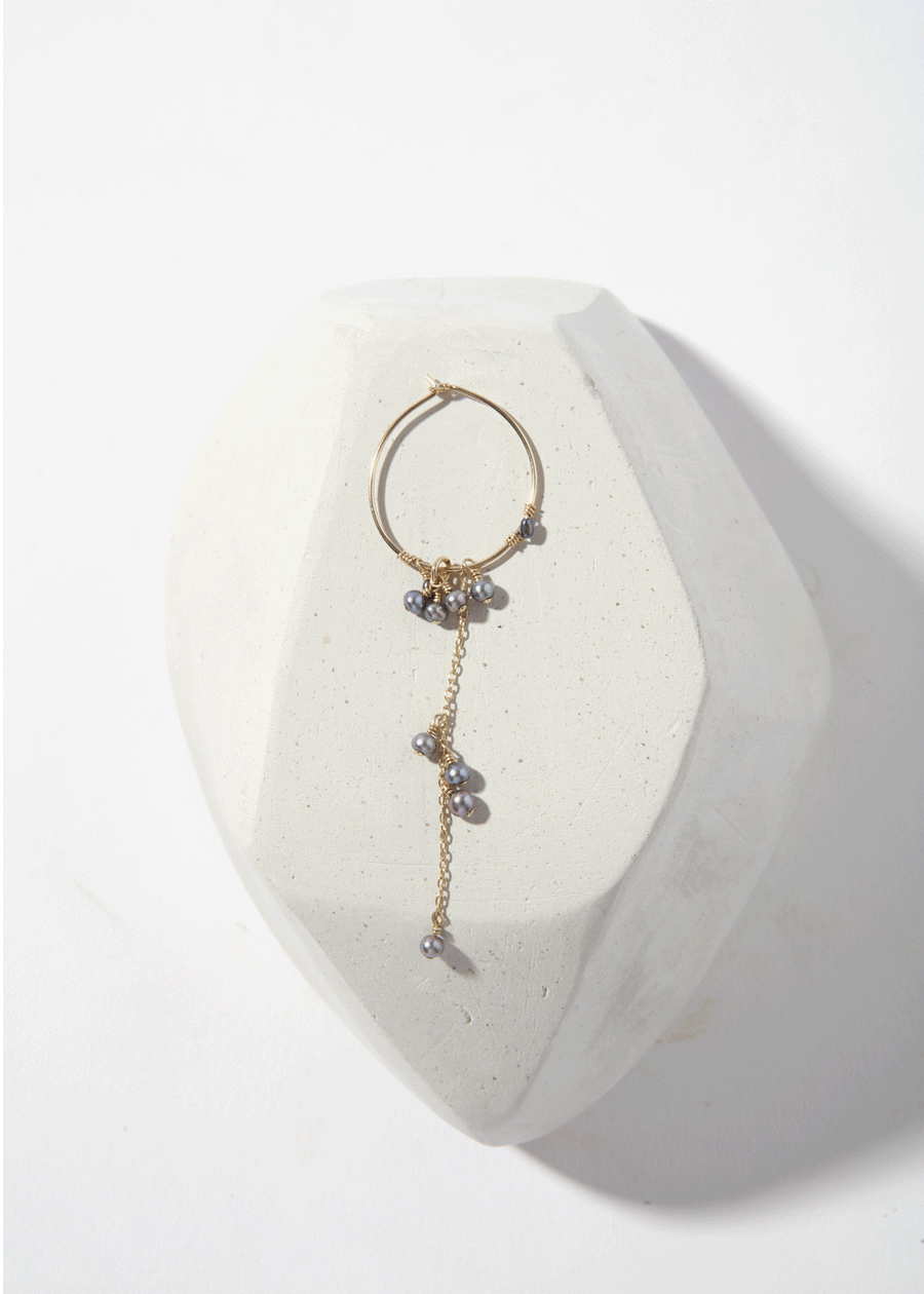 ÖNA Earrings - Hoops with Dark Pearl Cluster