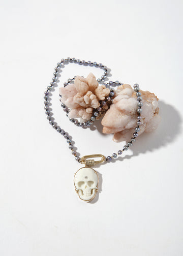 ÖNA Necklace - Skull Pendant on Knotted Dark Pearl