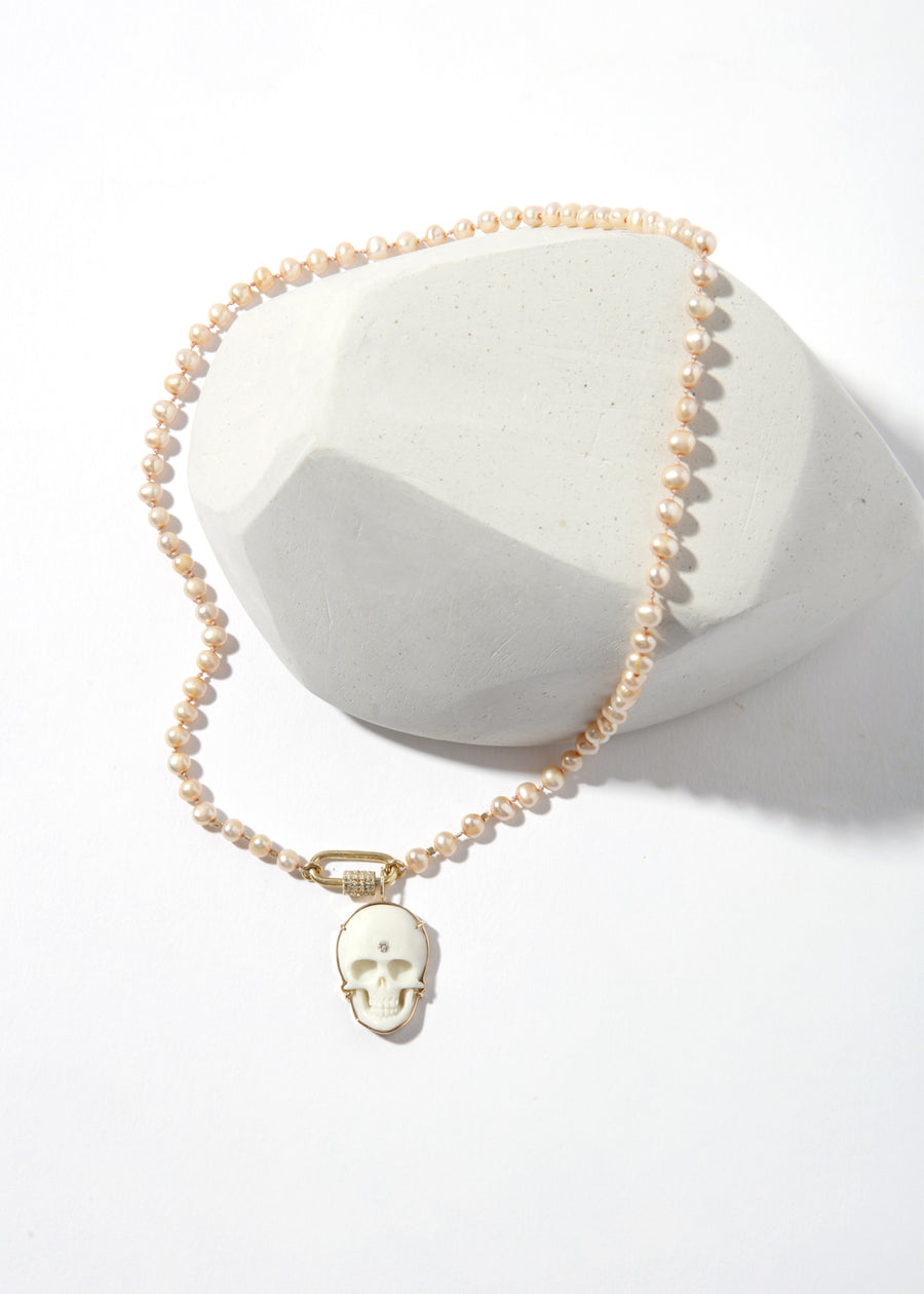 ÖNA Necklace - Skull Pendant on Knotted Light Pearl Necklace