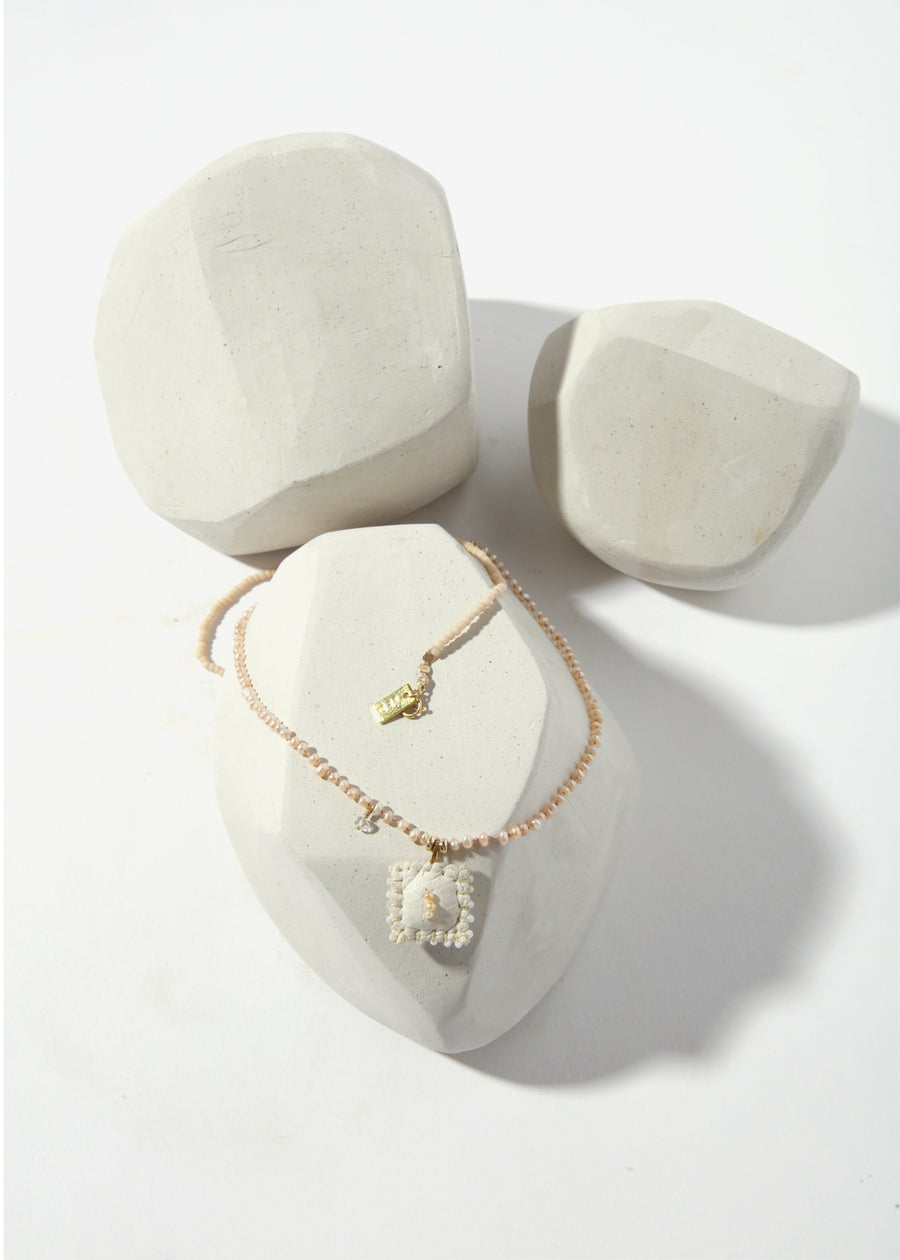ÖNA Necklace - Pouch on Pearls